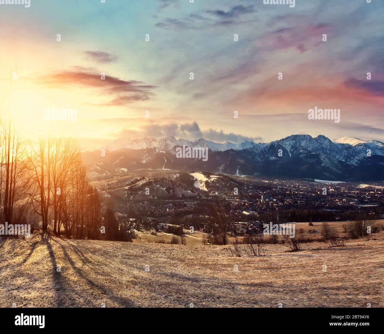 Splendida alba sulle montagne polacche e sulla città di Zakopane Foto Stock