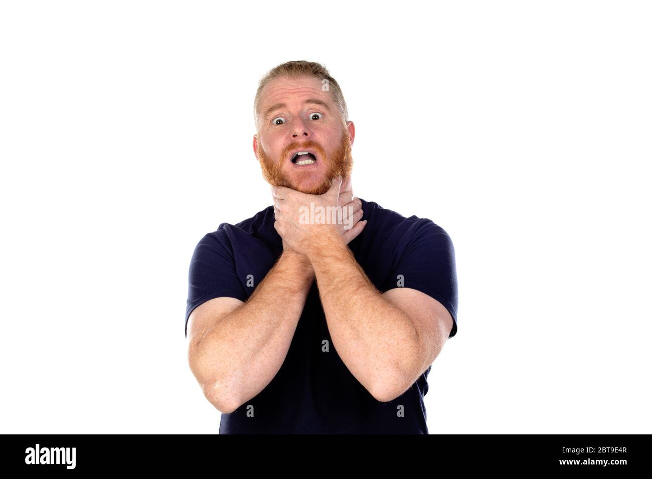 Uomo dai capelli rossi con barba lunga isolato su sfondo bianco Foto Stock