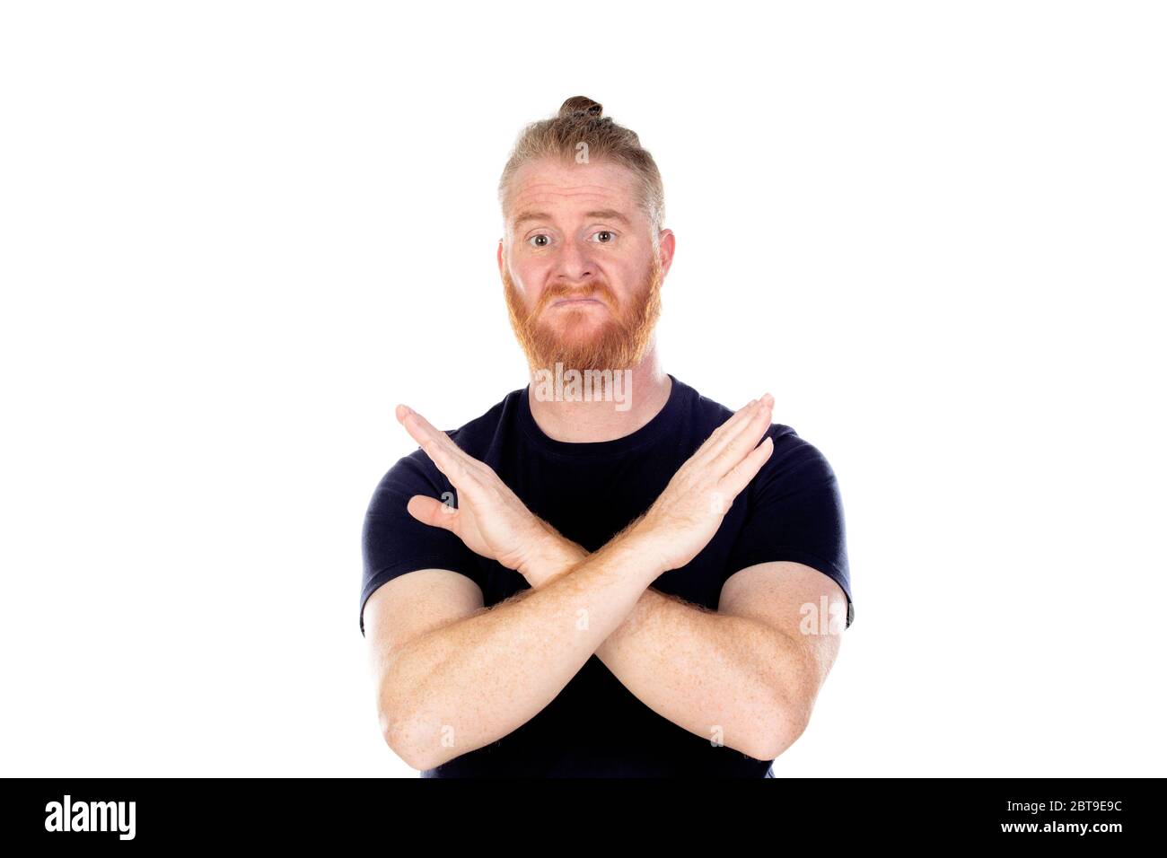 Uomo dai capelli rossi con barba lunga isolato su sfondo bianco Foto Stock