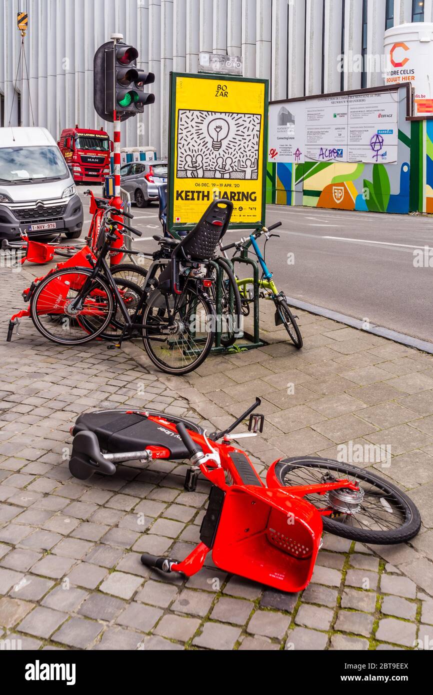 Noleggio biciclette elettriche 'Jump by Uber' sul marciapiede del centro città, Bruxelles, Belgio. Foto Stock