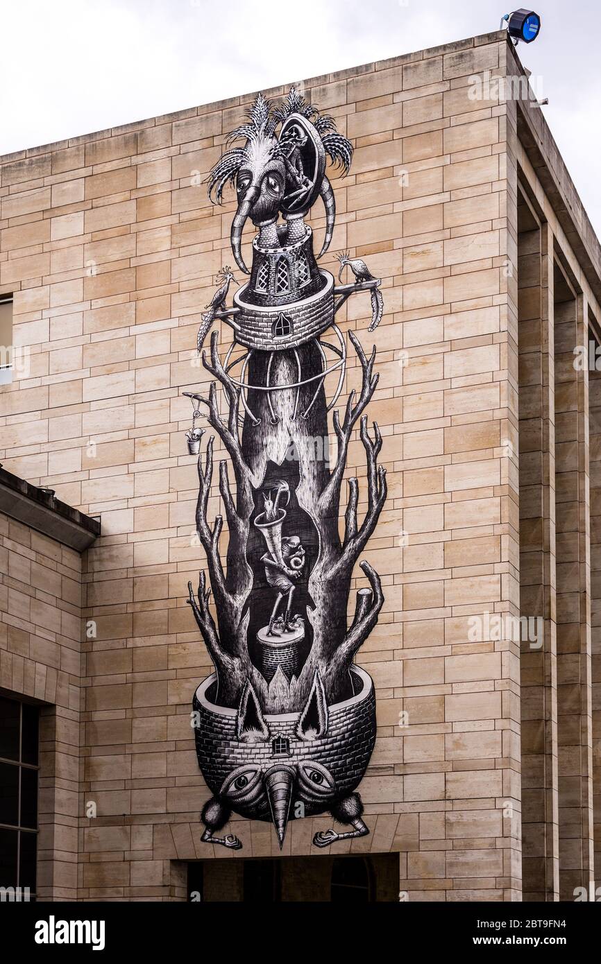 'Bruegel in Bianco e nero' 2019 Street art di 'Phlegm' dipinto sul lato del Mont des Arts edificio, quartiere dei musei, Bruxelles, Belgio. Foto Stock