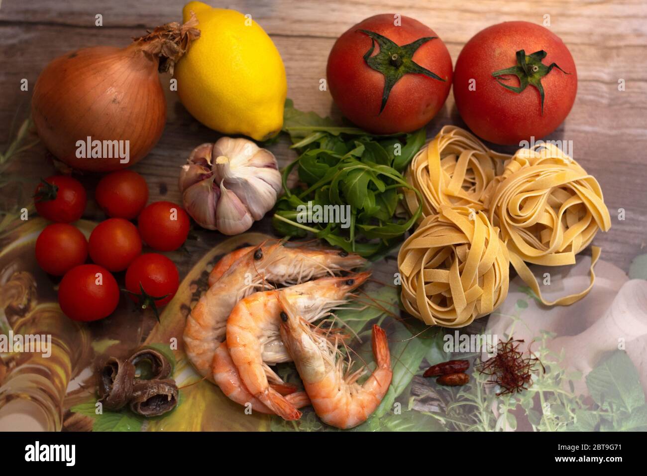 Ingredienti per fettuccine con gamberetti: Vino bianco, olio d'oliva, zafferano, rucola, peperoncino, acciughe, aglio, pomodori ciliegini, limone, cipolla, toamto, cenere Foto Stock