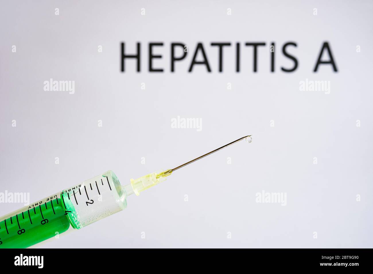 Questa figura mostra una siringa monouso con ago ipodermico, HEPATITIS A scritta su una lavagna bianca dietro Foto Stock