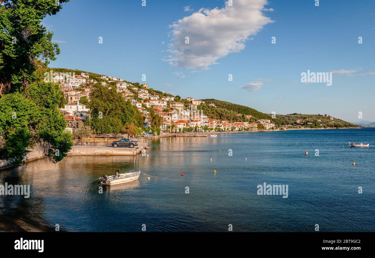 Il lungomare di Afissos, un piccolo villaggio tradizionale sul versante meridionale del Monte Pelio, costruito anfiteatricamente con vista sul Golfo Pagasetico. Foto Stock