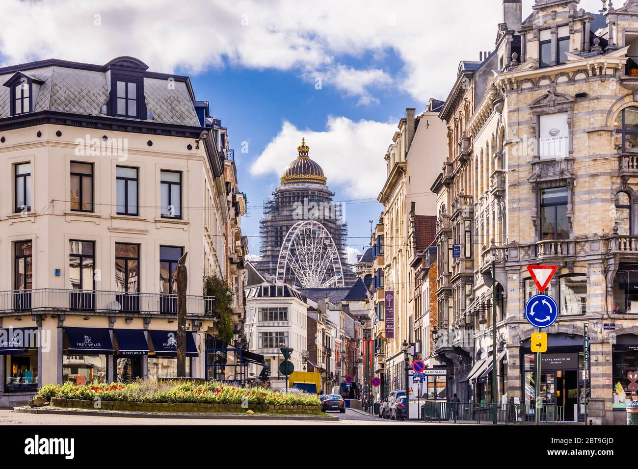 Vista lungo la Rue des Minimes verso il Palais de Justice, Bruxelles, Belgio. Foto Stock