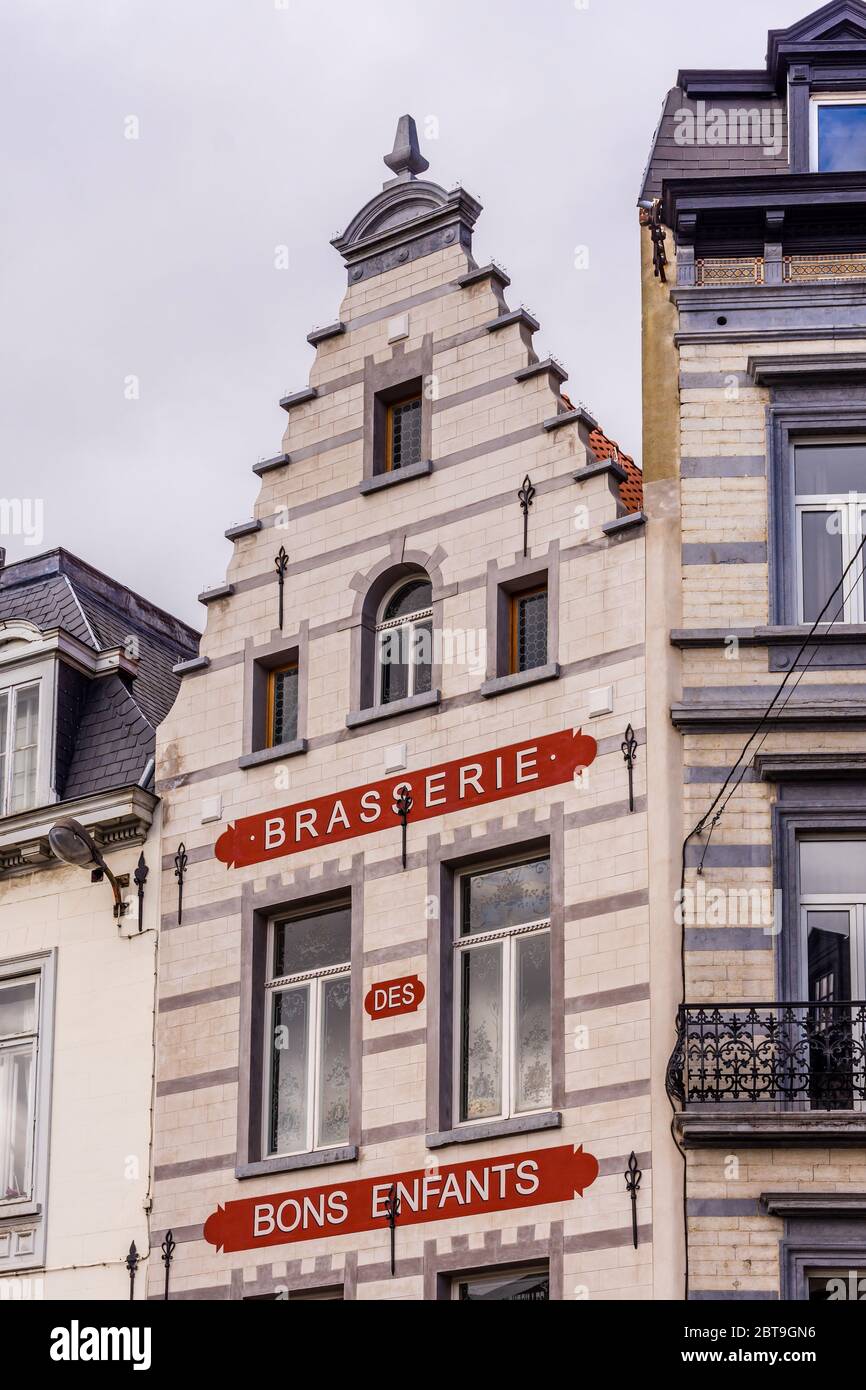 Facciata del ristorante 'Brasserie des Bons Enfants' (costruito nel 1561) in Rue des Minimes, Bruxelles, Belgio. Foto Stock