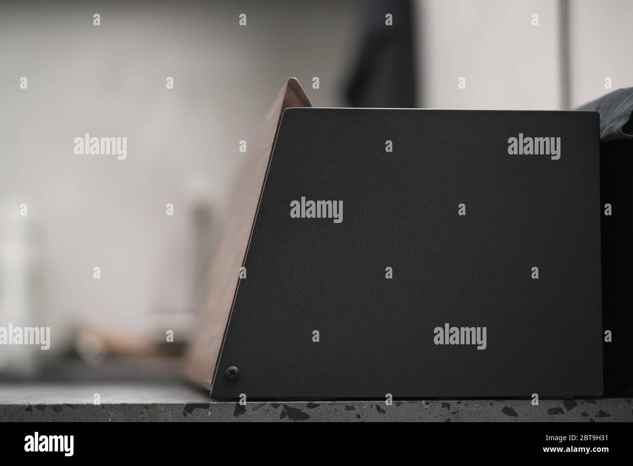 Scatola per pane in noce e acciaio nero con spazio per la copia Foto Stock