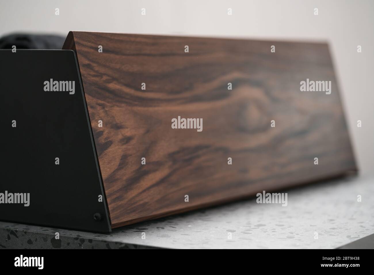 Closeup di scatole di pane in noce e acciaio nero Foto Stock