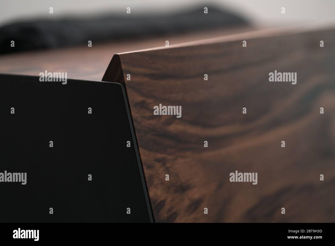 Closeup di scatole di pane in noce e acciaio nero Foto Stock