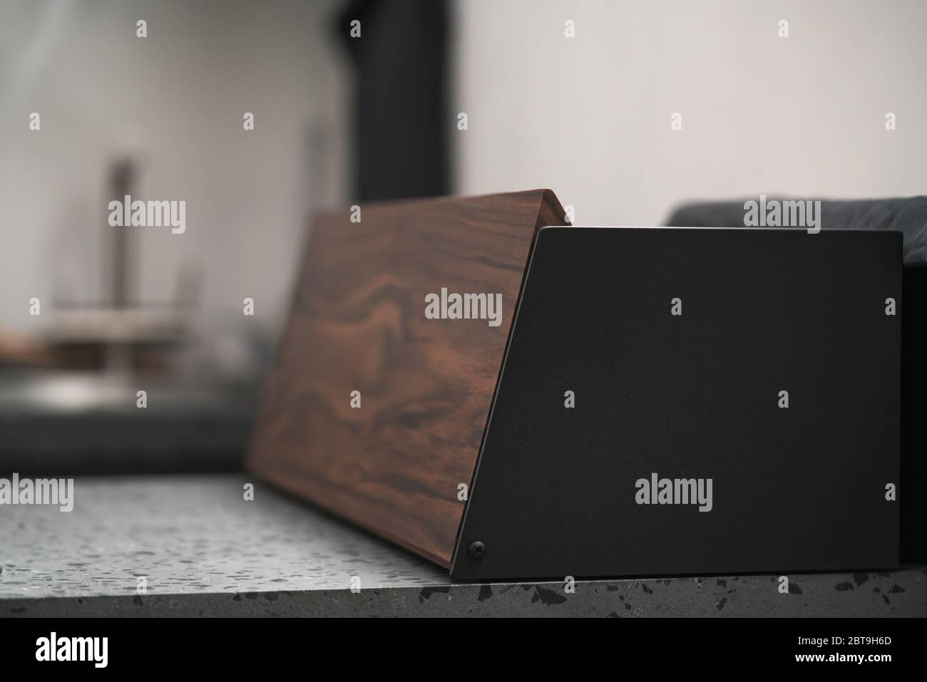 Scatola per pane in noce e acciaio nero con spazio per la copia Foto Stock