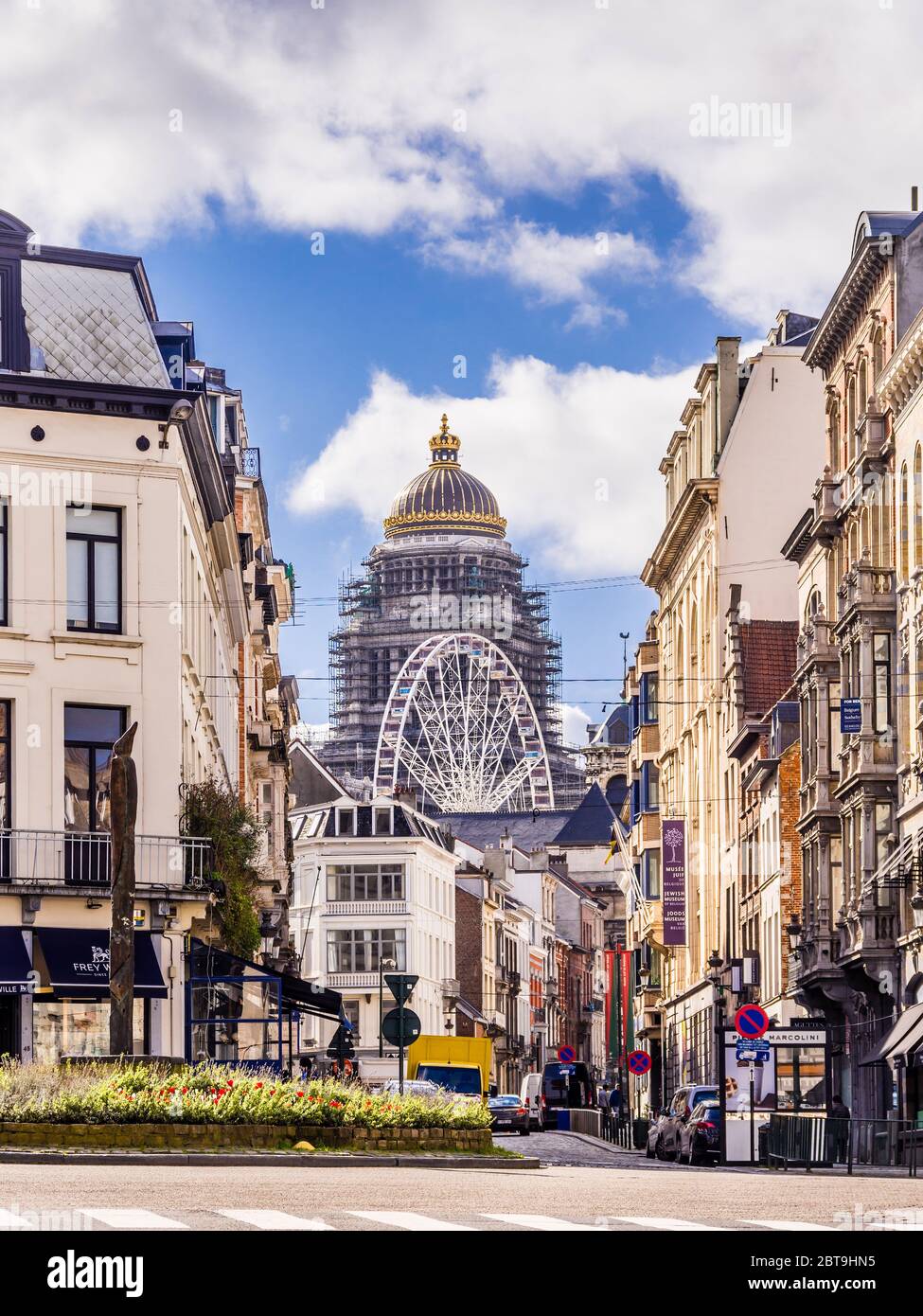 Vista lungo la Rue des Minimes verso il Palais de Justice, Bruxelles, Belgio. Foto Stock