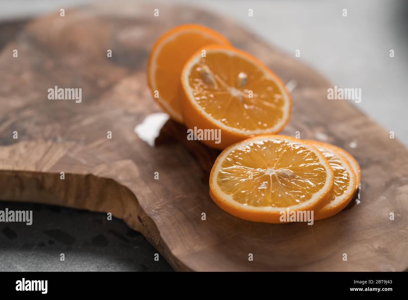 Limone d'arancia a fette su tavola di ulivo closeup Foto Stock