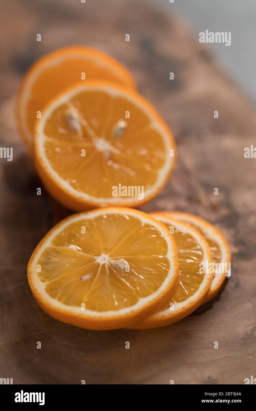 Limone d'arancia a fette su tavola di ulivo closeup Foto Stock