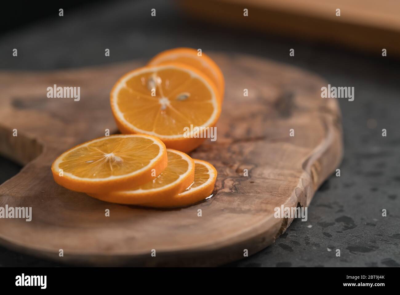 Limone d'arancia a fette su tavola di ulivo closeup Foto Stock