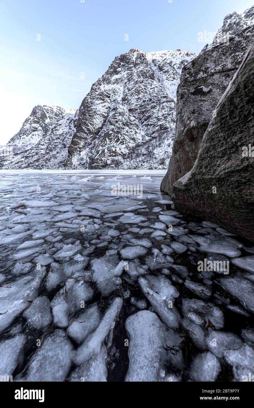 Paesaggio invernale su un lago durante l'inverno delle isole Lofoten. Neve e ghiaccio che si sciolono Foto Stock