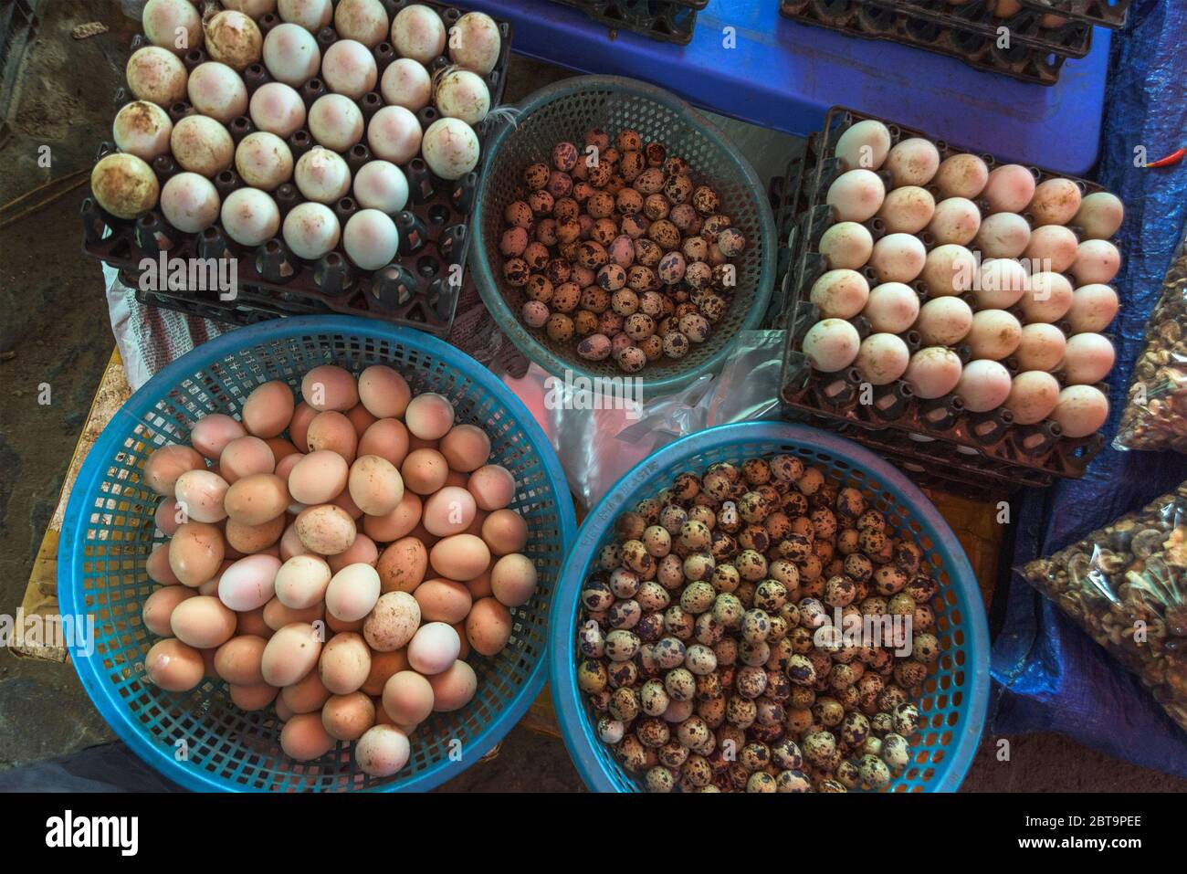 Vista dall'alto su un assortimento di uova sfuse in un mercato, produzione di cortocircuito Foto Stock
