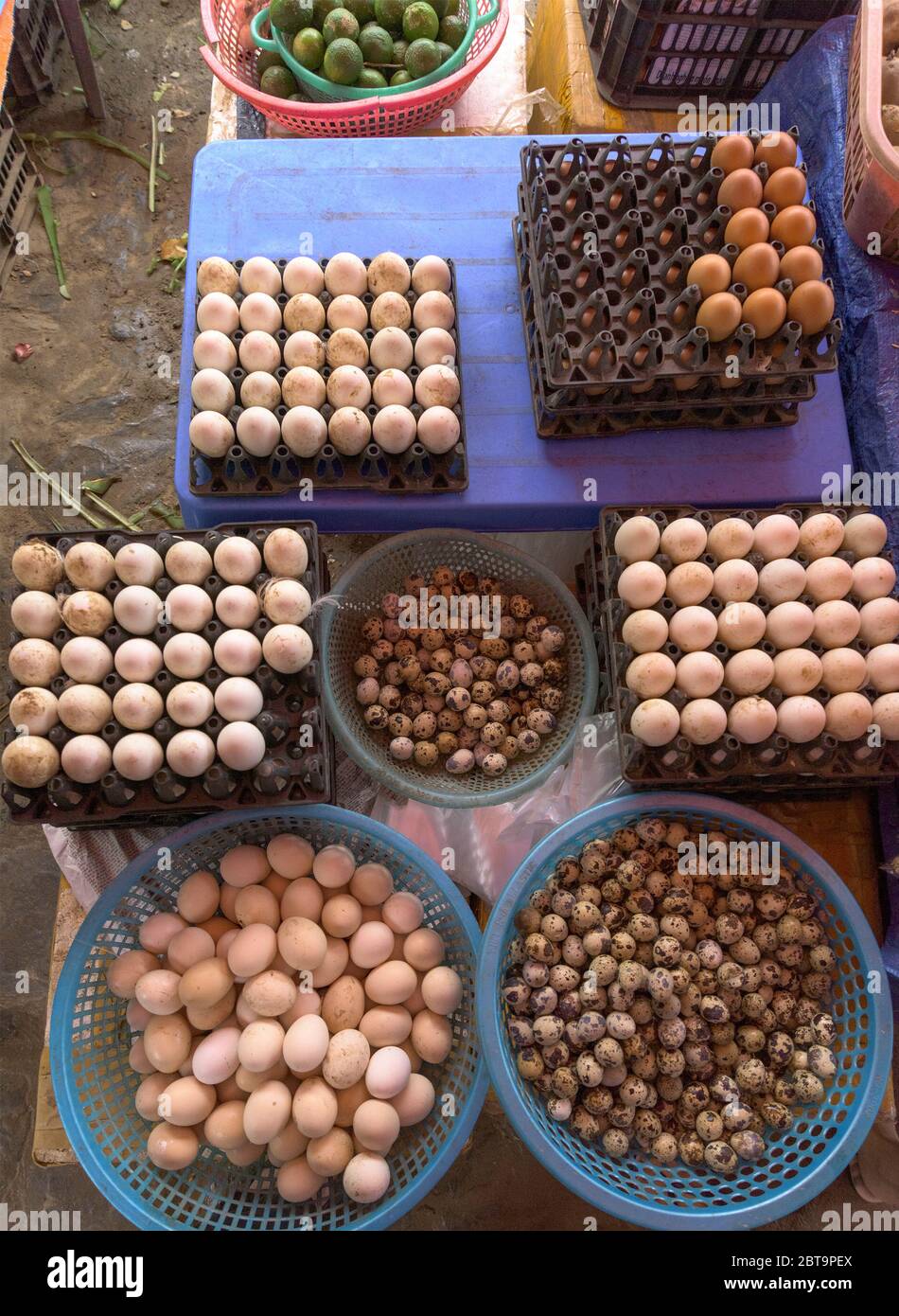 Vista dall'alto su un assortimento di uova sfuse in un mercato, produzione di cortocircuito Foto Stock