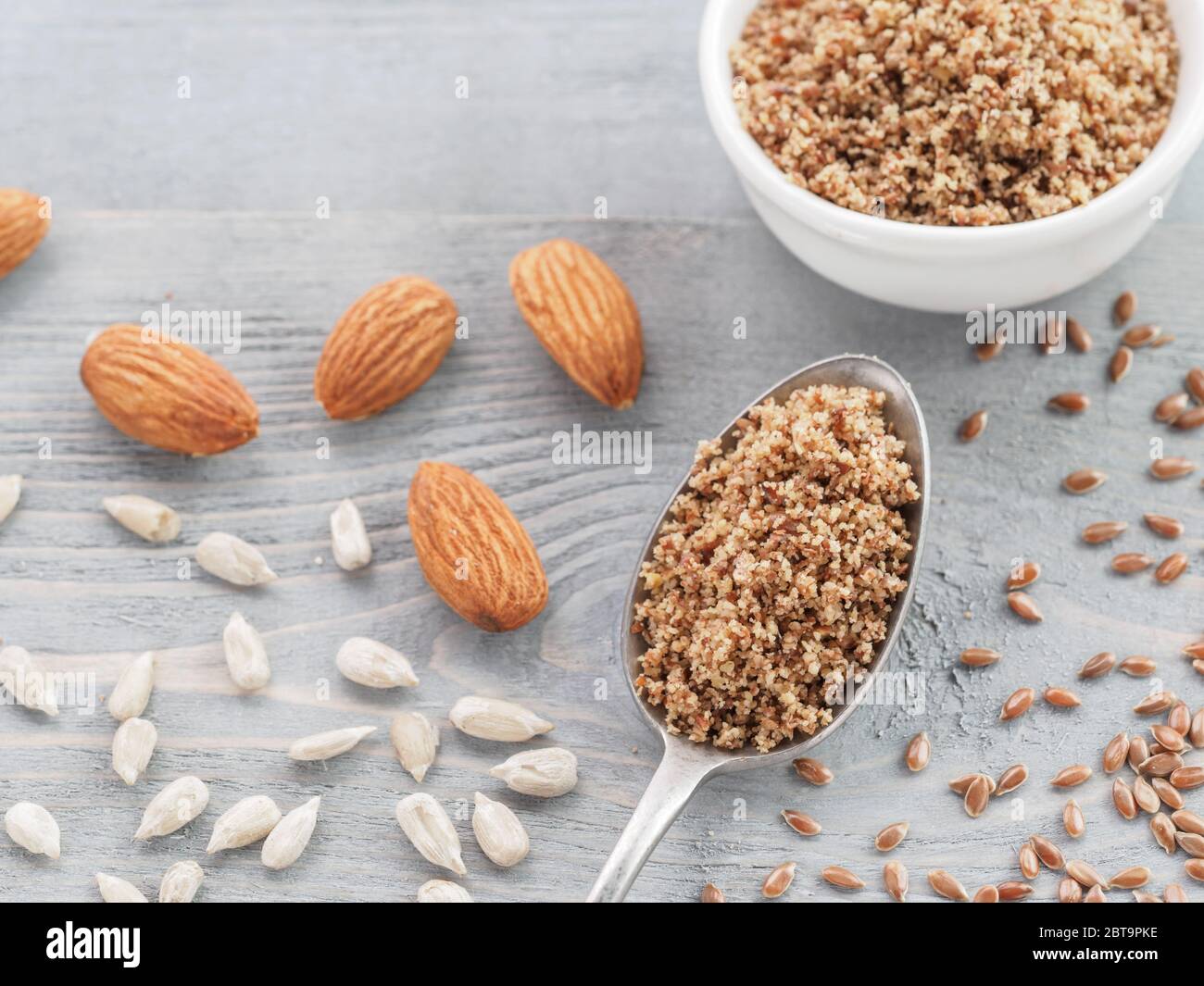 In casa mix LSA in cucchiaio - Semi di lino o semi di lino, semi di girasole e le mandorle. Tradizionale australiana miscela di terreno, fonte di fibra dietetica, proteine, acidi grassi omega. Copia spazio per il testo. Foto Stock