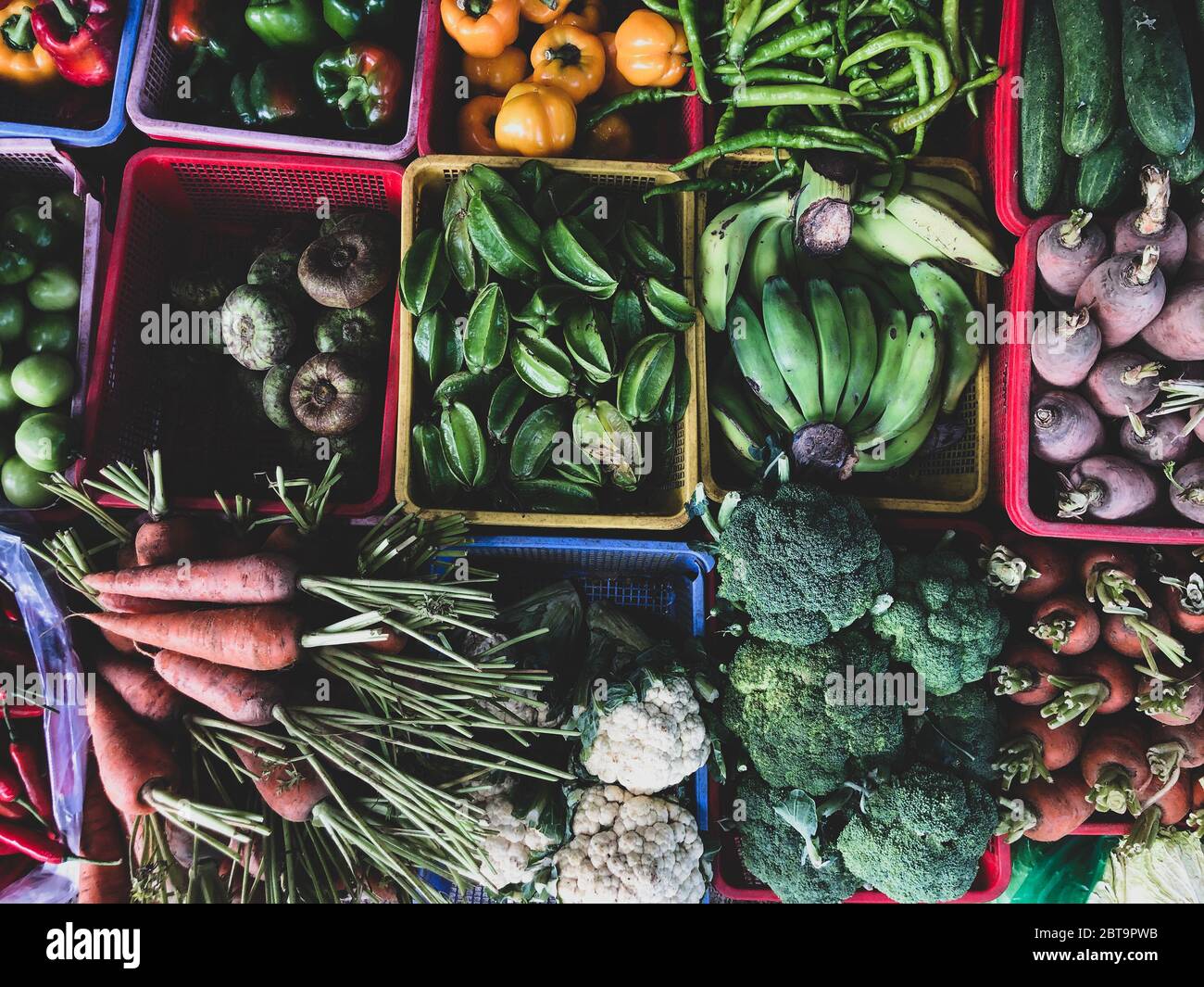 Vista dall'alto su un vasto assortimento di verdure sfuse e di frutta in fila in vendita in una strada. Produzione di cortocircuito presso il mercato di Hue Foto Stock
