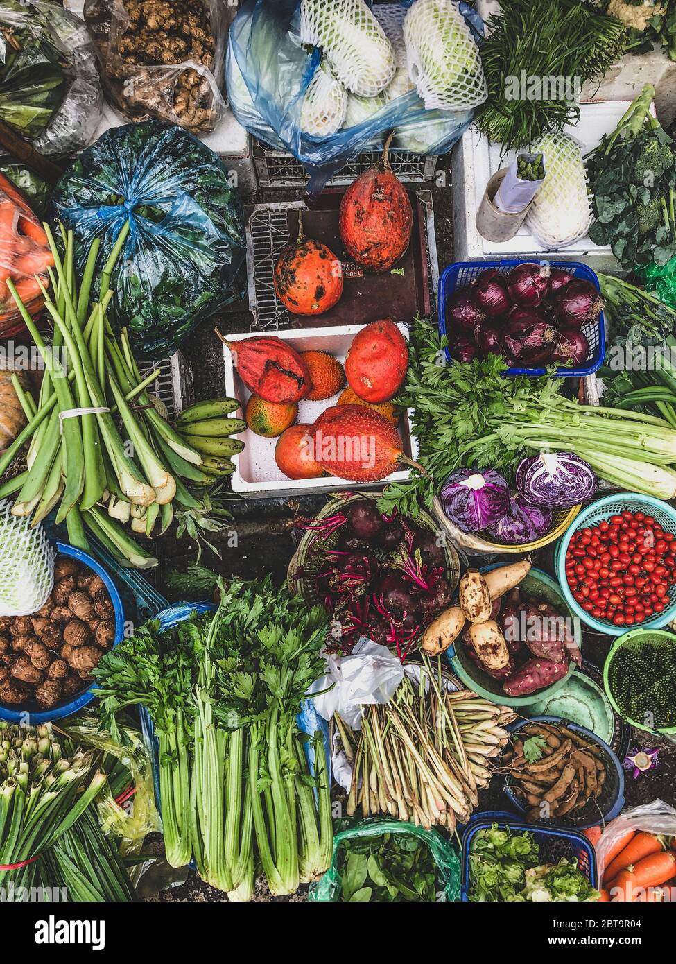 Vista dall'alto su un vasto assortimento di verdure e frutta a file in vendita in strada. Produzione di cortocircuito Foto Stock