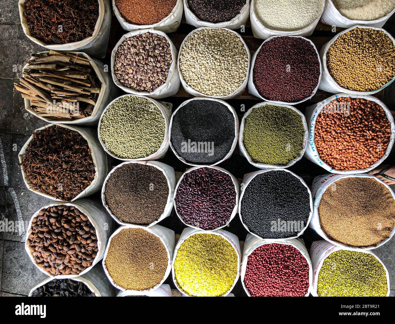 Vista dall'alto su un assortimento di vari tipi di spezie, fagioli, semi, lenticchie, ceci Foto Stock