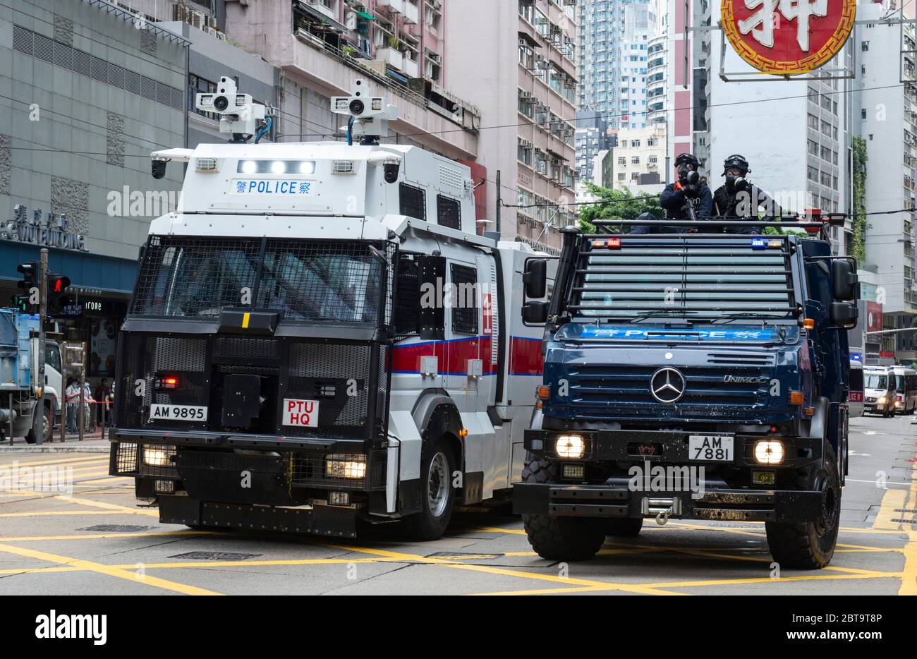 HONG KONG, HONG KONG SAR, CINA: 24 MAGGIO 2020. Ventitre anni dopo che Hong Kong è stato riconpassato dalla Gran Bretagna al governo cinese, Pechino sta spingendo per attuare nuove e severe leggi sulla sicurezza nazionale che sopprimeranno le proteste a favore della democrazia che si sono manifestate in città. Si ritiene che sia la fine dell'accordo di consegna in cui la Cina ha accettato l'idea di un paese, due sistemi. La gente prende per le strade per una protesta illegale nel quartiere dello shopping di Causeway Bay.Police blocca le strade e si prepara ad usare i cannoni ad acqua Alamy Live News/Jayne Russell Foto Stock