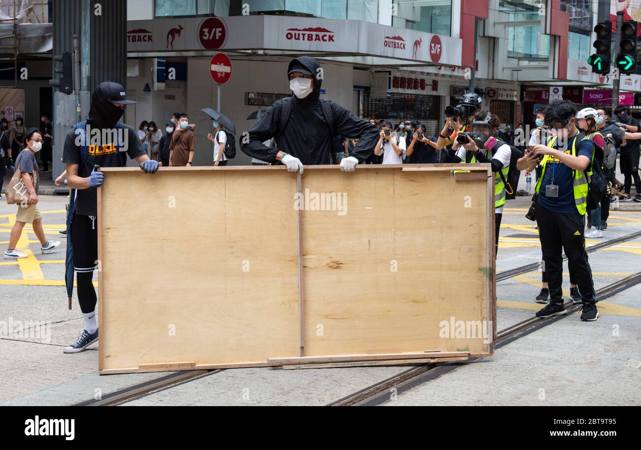 Hong Kong, Cina. 24 maggio 2020. HONG KONG, HONG KONG SAR, CINA: 24 MAGGIO 2020. Ventitre anni dopo che Hong Kong è stato riconpassato dalla Gran Bretagna al governo cinese, Pechino sta spingendo per attuare nuove e severe leggi sulla sicurezza nazionale che sopprimeranno le proteste a favore della democrazia che si sono manifestate in città. Si ritiene che sia la fine dell'accordo di consegna in cui la Cina ha accettato l'idea di un paese, due sistemi. La gente prende per le strade per una protesta illegale nel distretto commerciale di Causeway Bay Alamy Live News/Jayne Russell Credit: Jayne Russell/Alamy Live News Foto Stock