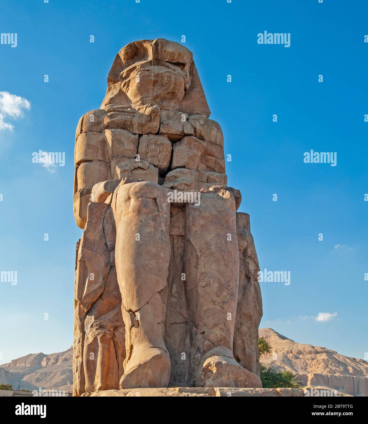 Grande statua del faraone amenhotep III al colosso di Memnon in Luxor Egitto Foto Stock