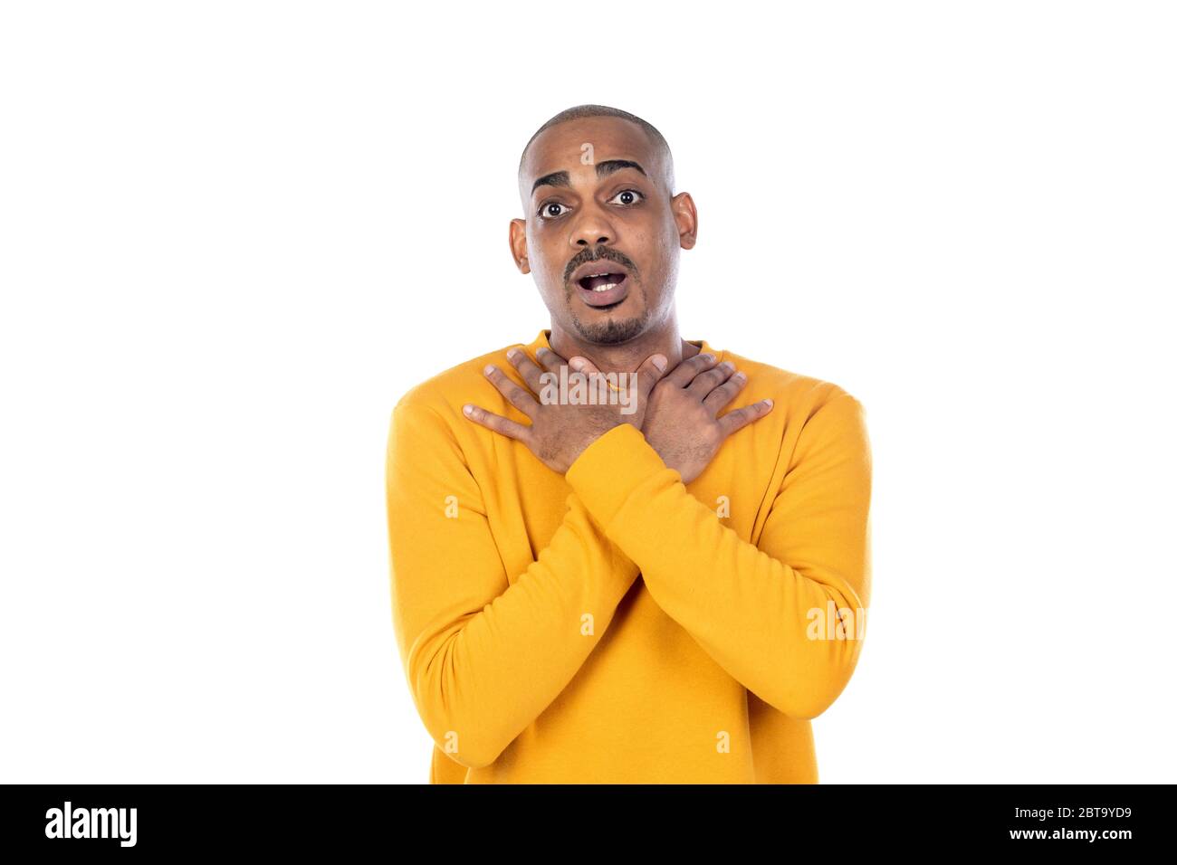 Un ragazzo afroamericano che indossa una maglia gialla isolata su uno sfondo bianco Foto Stock
