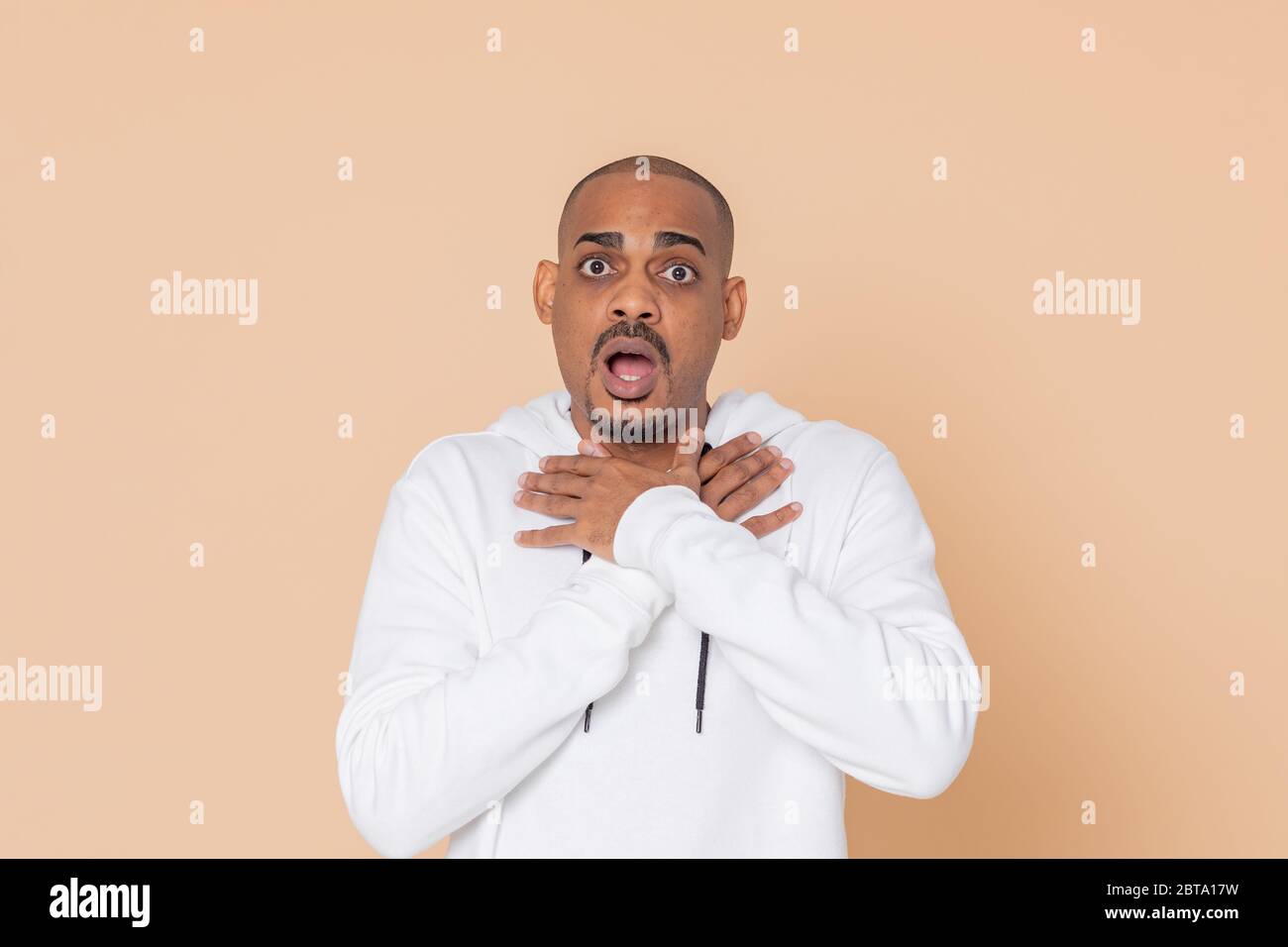 Ragazzo africano con una felpa bianca su sfondo giallo Foto Stock