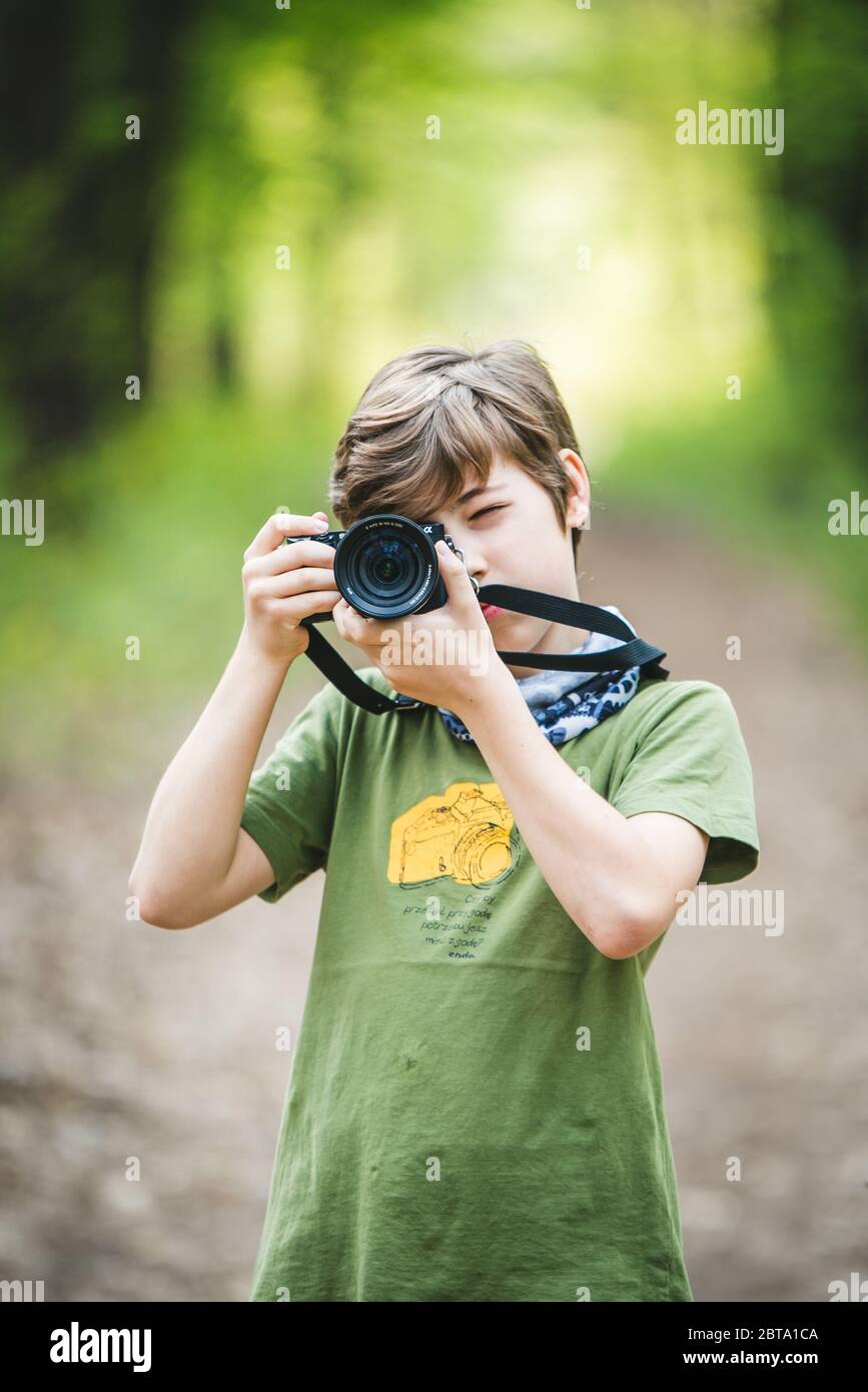 Fotografo giovane con macchina fotografica Foto Stock