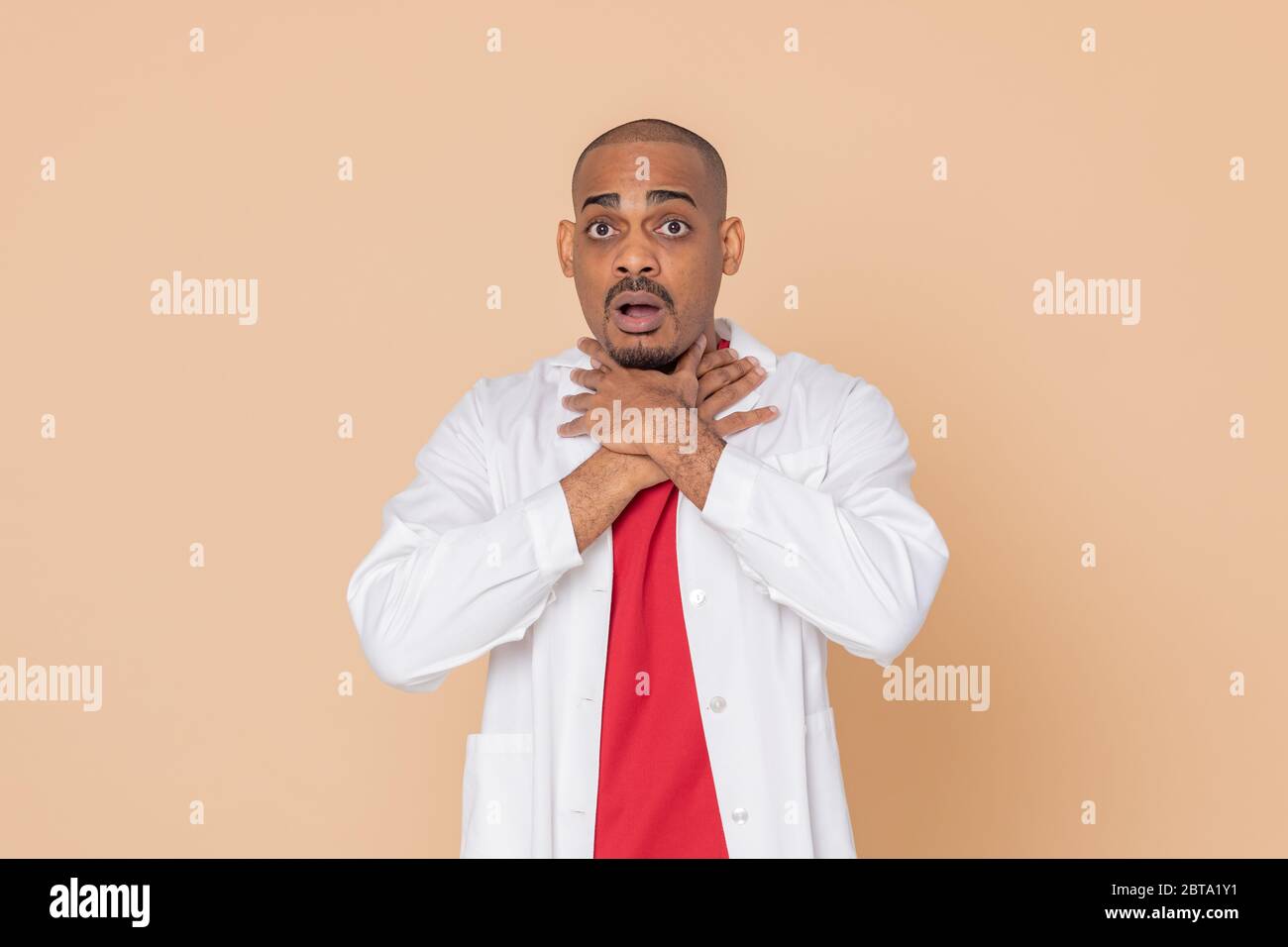 Medico africano che indossa un camice da laboratorio su sfondo giallo Foto Stock