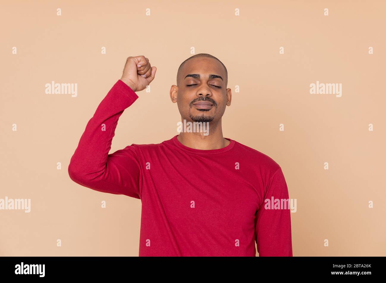 Ragazzo africano con una maglia rossa su sfondo giallo Foto stock - Alamy