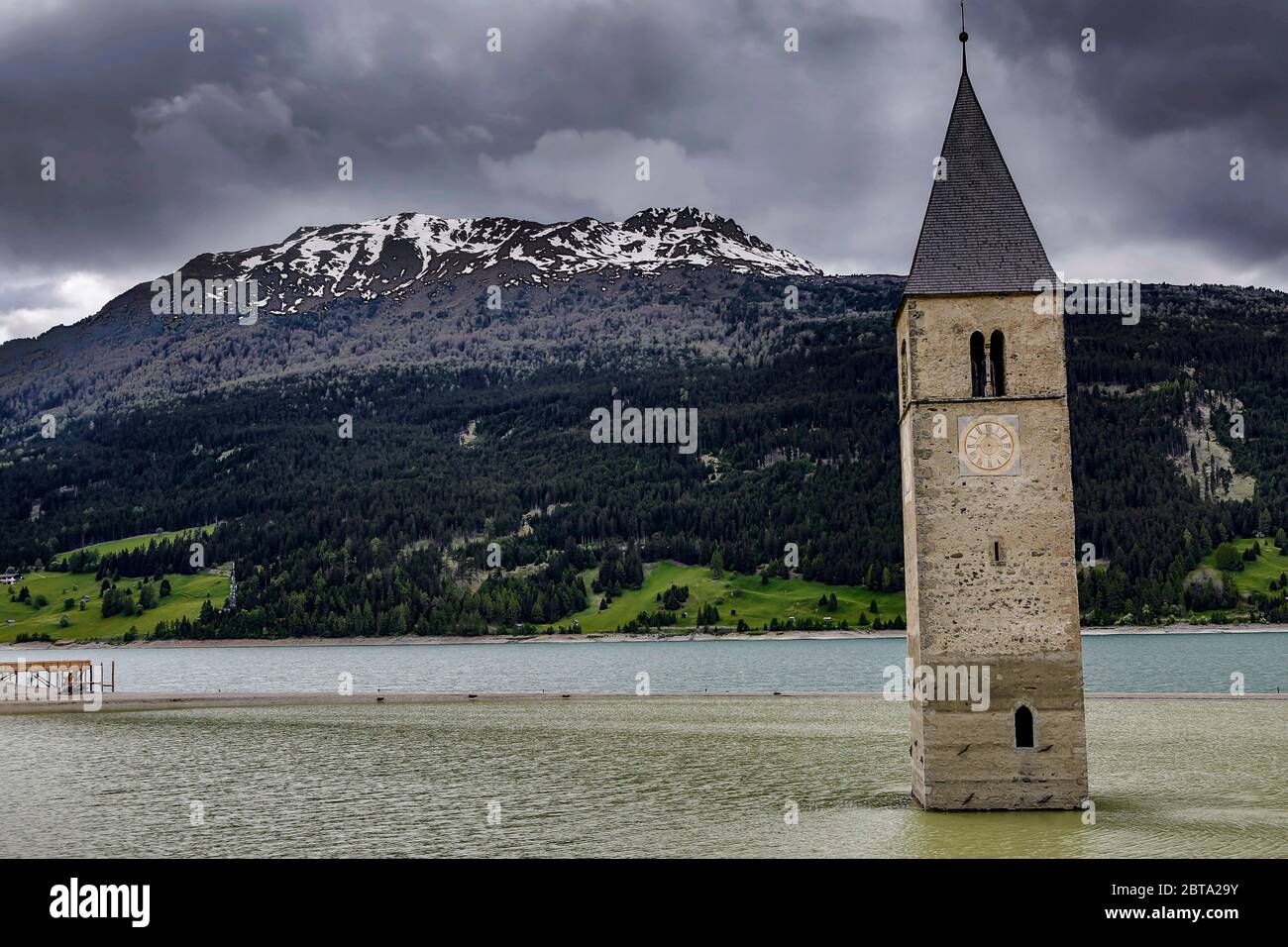 Der resto eines versunkenen Dorfes ragt aus dem Reschensee in Südtirol / Italien. Nachdem die italienische Regierung in den 30er Jahren beschloßen hatt Foto Stock