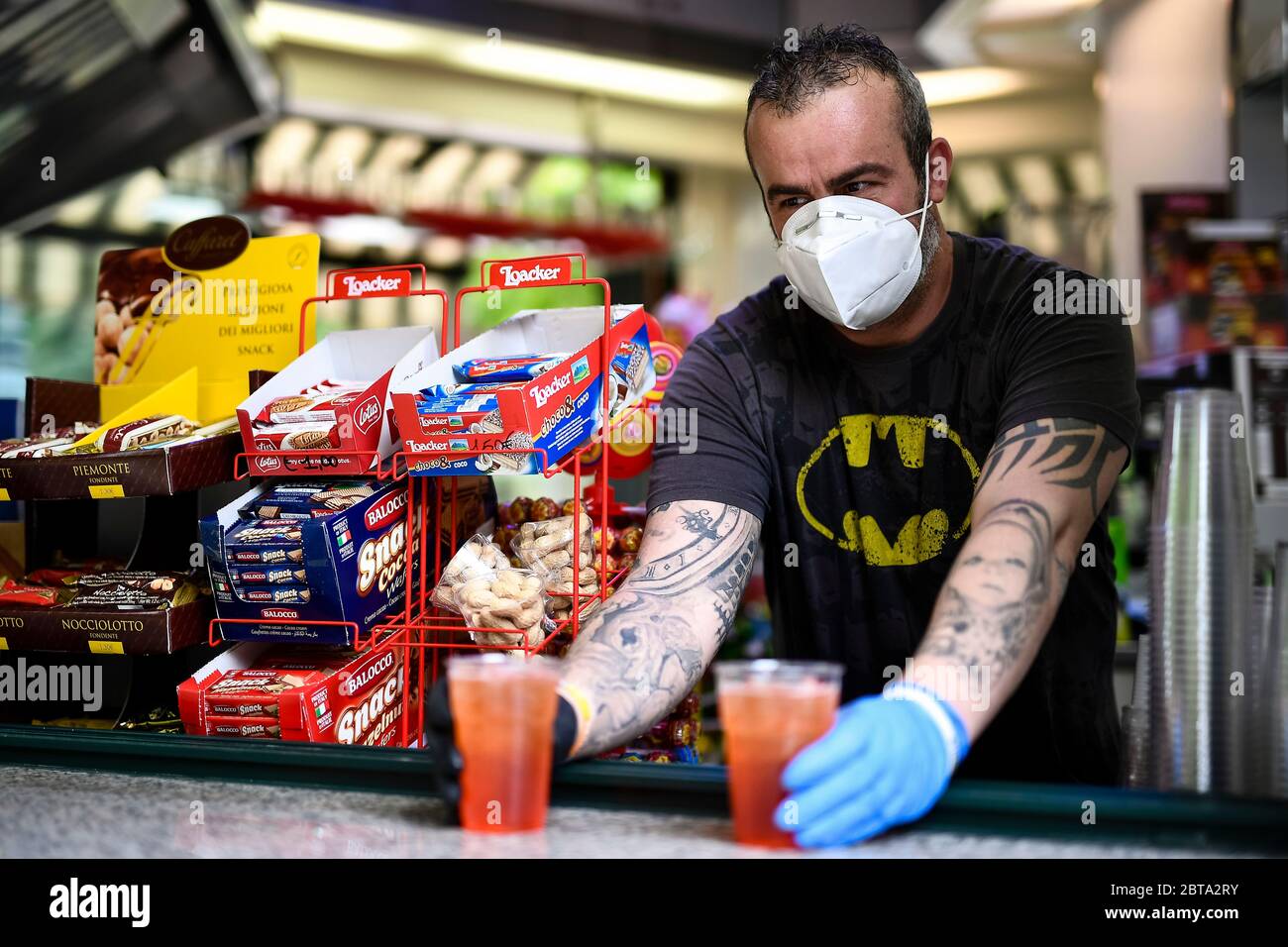 Torino, Italia - 09 maggio 2020: Un barman serve due bevande durante il primo fine settimana della seconda fase (2) del COVID-19 coronavirus emergenza. Durante la fase due italiani sono autorizzati a tornare al lavoro, a vedere i loro parenti, a fare attività sportive all'aperto. Riaprono i bar per il servizio di take-away. Credit: Nicolò campo/Alamy Live News Foto Stock