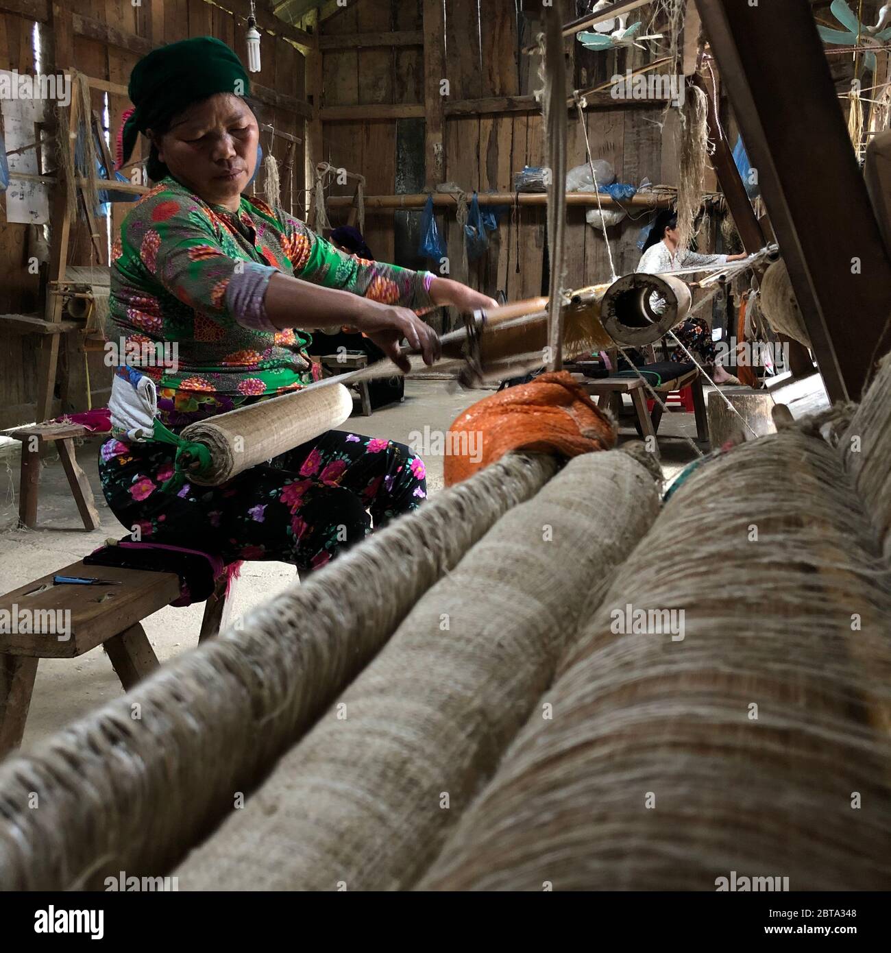 Lung Tam, Vietnam - 9 gennaio 2020 - la tessitura della donna in modo tradizionale, concentrarsi sulla lin e il telaio Foto Stock