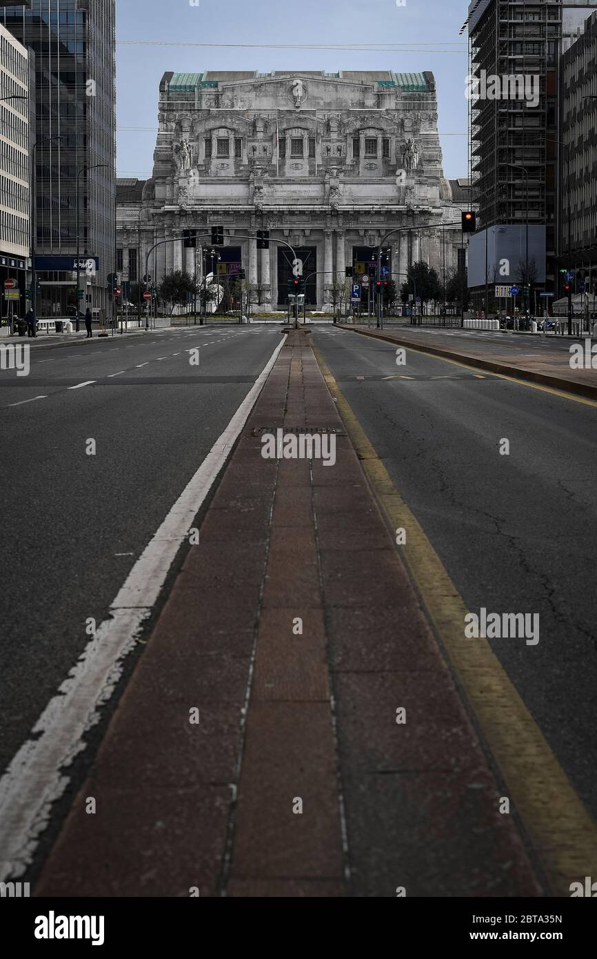 Milano - 29 marzo 2020: La visione generale mostra quasi desertata via Vittor Pisani e la stazione ferroviaria Milano Centrale. Il governo italiano ha imposto restrizioni senza precedenti per fermare la diffusione dell'epidemia di coronavirus COVID-19, tra le altre misure i movimenti di persone sono consentiti solo per lavoro, per l'acquisto di beni essenziali e per motivi di salute. Credit: Nicolò campo/Alamy Live News Foto Stock