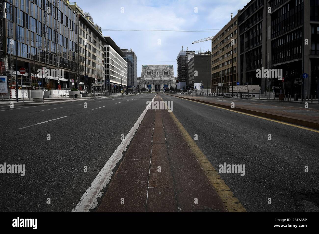 Milano - 29 marzo 2020: La visione generale mostra quasi desertata via Vittor Pisani e la stazione ferroviaria Milano Centrale. Il governo italiano ha imposto restrizioni senza precedenti per fermare la diffusione dell'epidemia di coronavirus COVID-19, tra le altre misure i movimenti di persone sono consentiti solo per lavoro, per l'acquisto di beni essenziali e per motivi di salute. Credit: Nicolò campo/Alamy Live News Foto Stock
