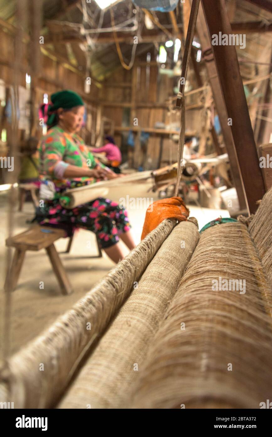 Lung Tam, Vietnam - 9 gennaio 2020 - la tessitura della donna in modo tradizionale, concentrarsi sulla lin e il telaio Foto Stock