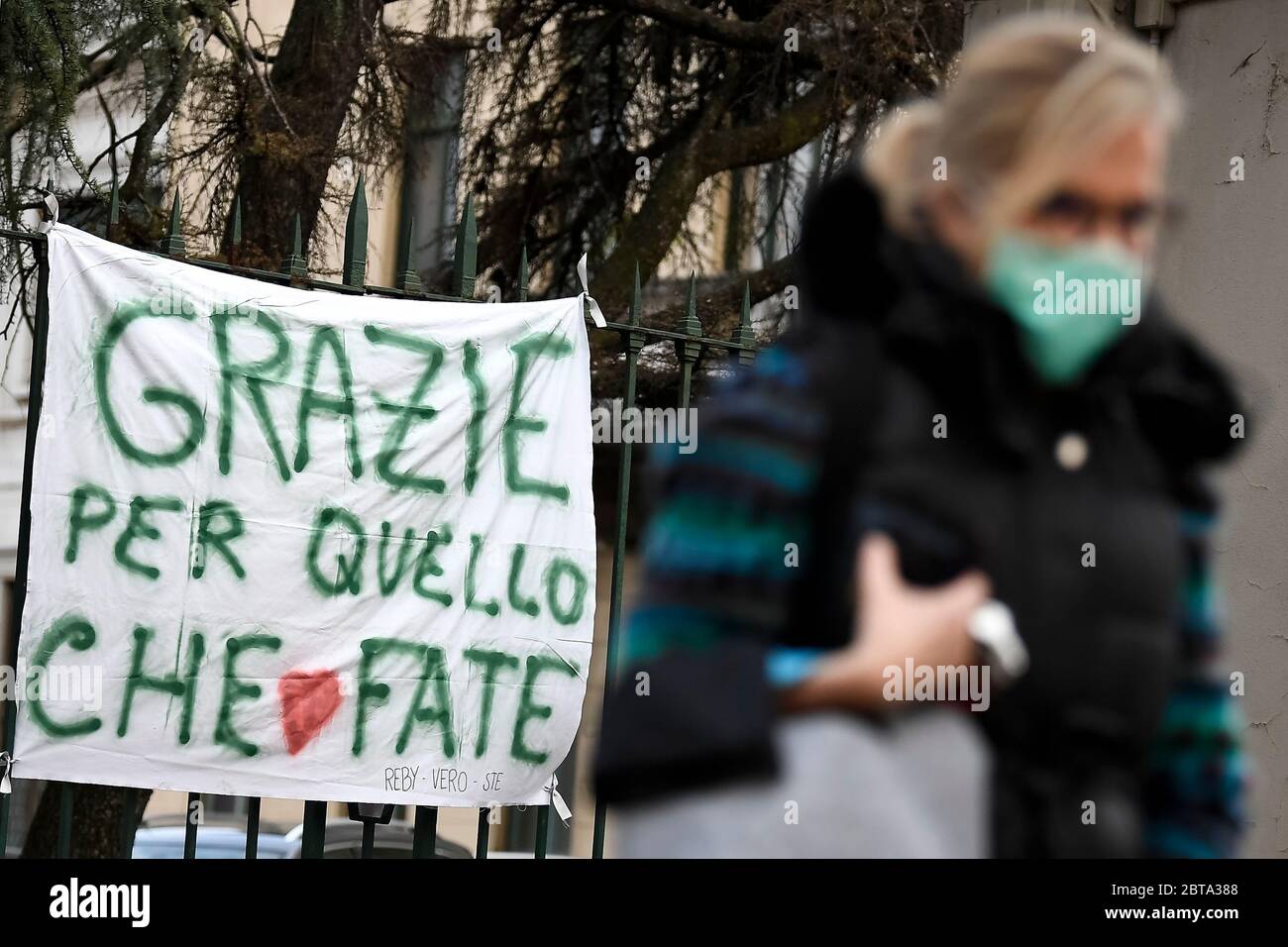 Torino, Italia - 16 marzo 2020: Un banner che 'ringrazia per quello che stai facendo' si trova fuori dal pronto soccorso dell'ospedale Molinette per ringraziare medici, infermieri e altri operatori sanitari. Il governo italiano ha imposto restrizioni senza precedenti per fermare la diffusione dell'epidemia di coronavirus COVID-19, tra le altre misure i movimenti di persone sono consentiti solo per lavoro, per l'acquisto di beni essenziali e per motivi di salute. Credit: Nicolò campo/Alamy Live News Foto Stock