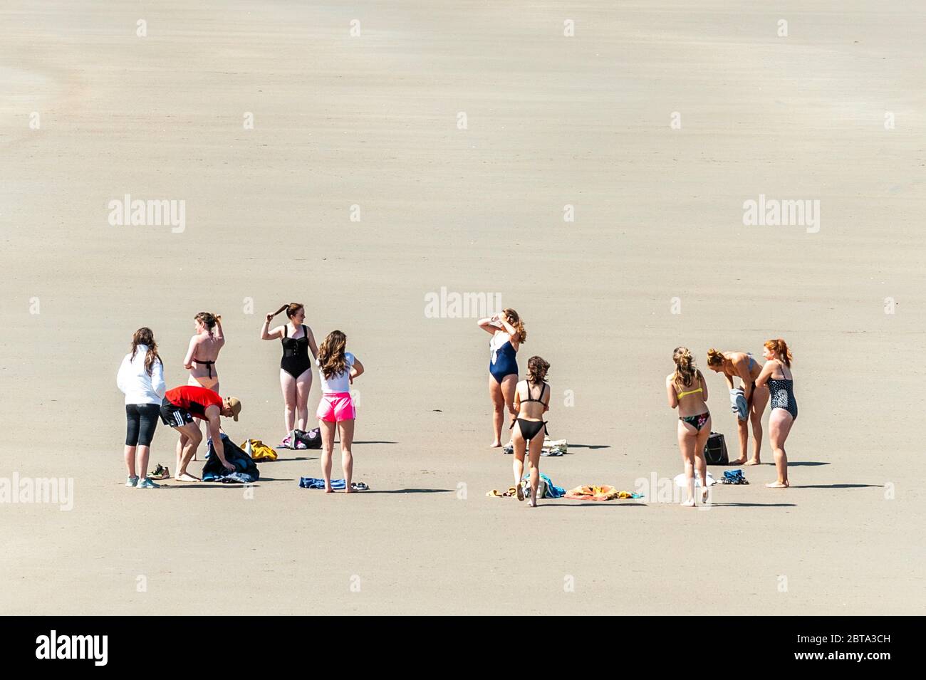 Inchydoney, West Cork, Irlanda. 24 maggio 2020. Il rilassamento di alcune restrizioni di Lockdown di Covid-19 ha portato oggi le persone a Inchydoney Beach, nonostante il governo desse consigli contro tutti i viaggi, tranne quelli essenziali. Credit: Notizie dal vivo di AG/Alamy Foto Stock