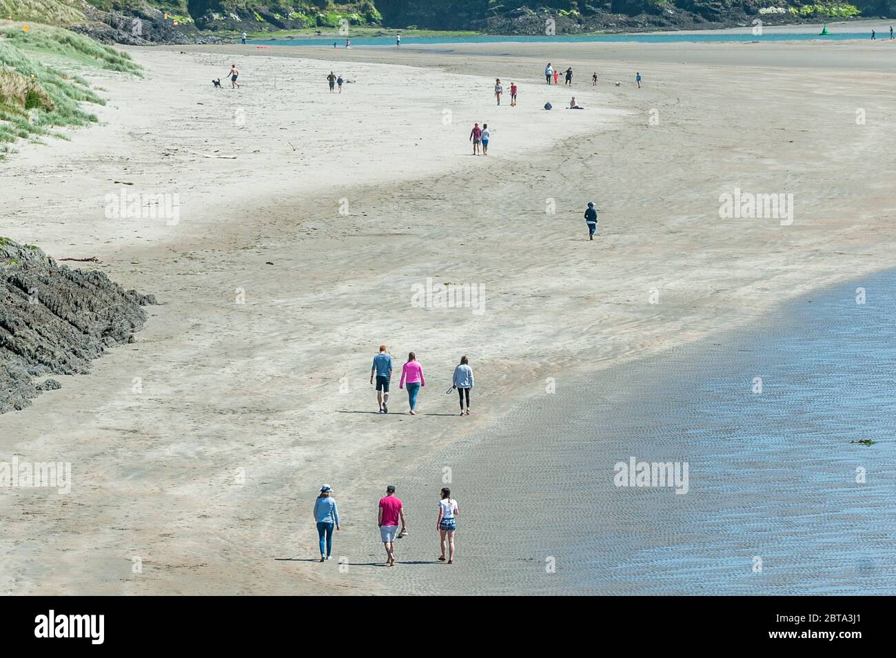 Inchydoney, West Cork, Irlanda. 24 maggio 2020. Il rilassamento di alcune restrizioni di Lockdown di Covid-19 ha portato oggi le persone a Inchydoney Beach, nonostante il governo desse consigli contro tutti i viaggi, tranne quelli essenziali. Credit: Notizie dal vivo di AG/Alamy Foto Stock