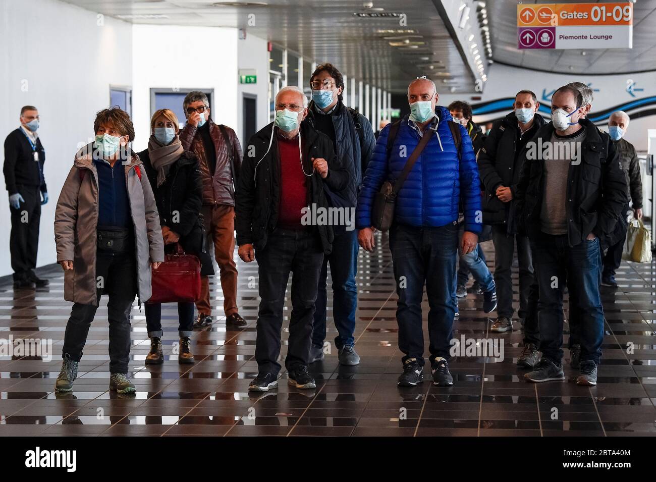 Torino - 02 aprile 2020: La visione generale mostra 22 volontari medici che sono inviati dal governo italiano nella regione Piemonte e arrivano all'aeroporto di caselle. Il governo italiano ha imposto restrizioni senza precedenti per fermare la diffusione dell'epidemia di coronavirus COVID-19, tra le altre misure i movimenti di persone sono consentiti solo per lavoro, per l'acquisto di beni essenziali e per motivi di salute. Credit: Nicolò campo/Alamy Live News Foto Stock