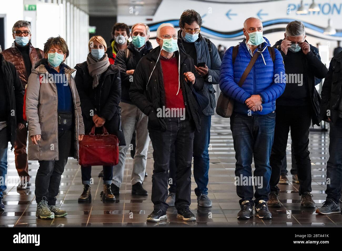 Torino - 02 aprile 2020: La visione generale mostra 22 volontari medici che sono inviati dal governo italiano nella regione Piemonte e arrivano all'aeroporto di caselle. Il governo italiano ha imposto restrizioni senza precedenti per fermare la diffusione dell'epidemia di coronavirus COVID-19, tra le altre misure i movimenti di persone sono consentiti solo per lavoro, per l'acquisto di beni essenziali e per motivi di salute. Credit: Nicolò campo/Alamy Live News Foto Stock