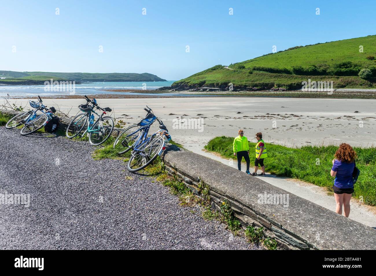 Barryroe, West Cork, Irlanda. 24 maggio 2020. La gente gode oggi del caldo alla spiaggia di Moloney, West Cork. La giornata sarà prevalentemente asciutta con incantesimi di sole e alti da 16 a 20 C. Credit: Notizie dal vivo di AG/Alamy Foto Stock