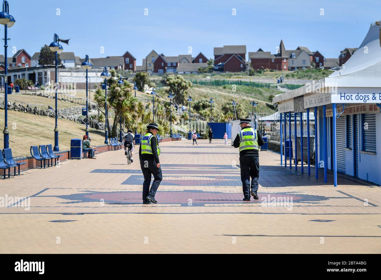 Polizia pattugliano Barry Island, Galles, dove il messaggio soggiorno a casa è ancora in vigore e solo i viaggi essenziali è consentito. Foto Stock