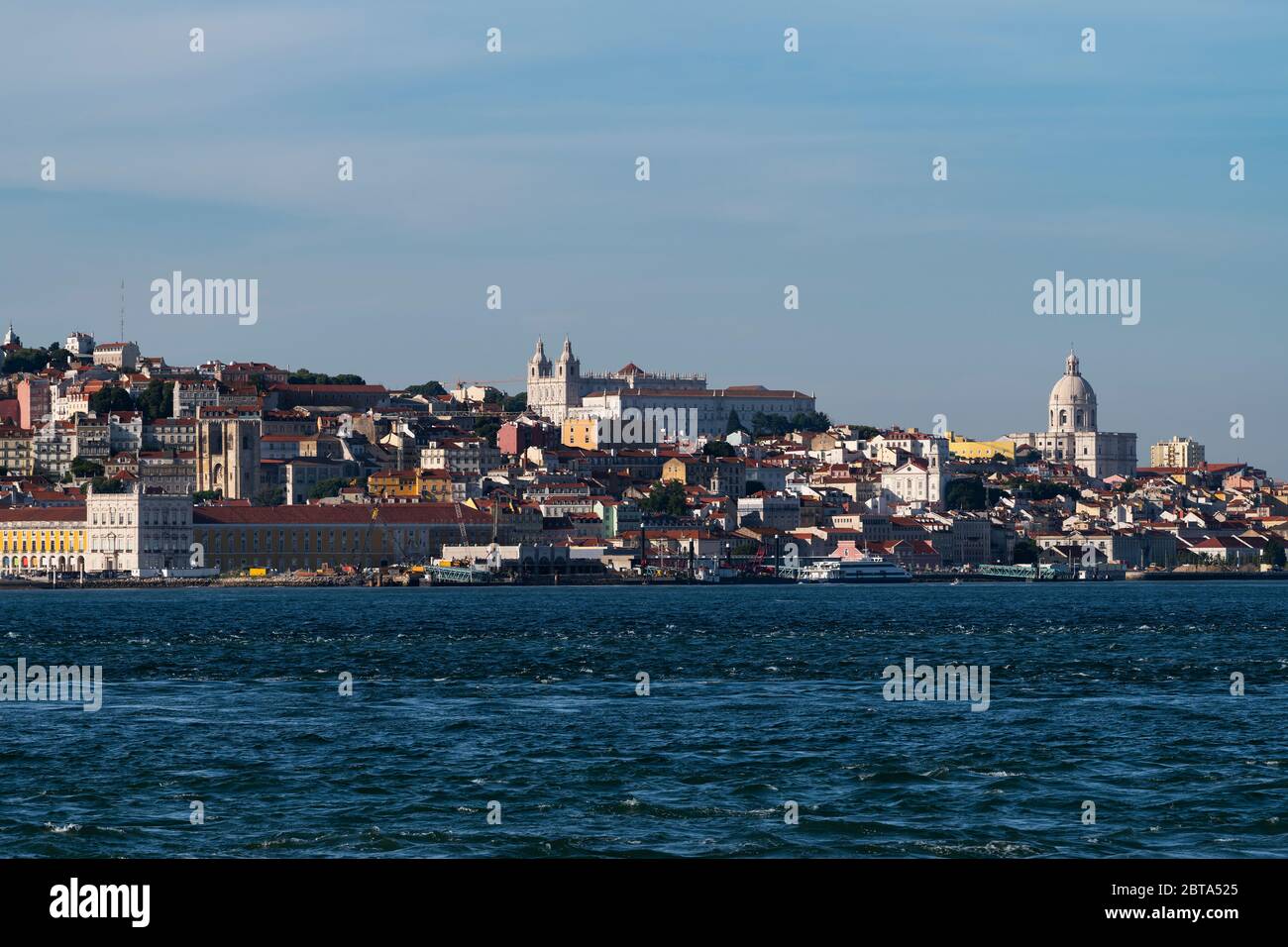 Vista dello skyline del centro della città di Lisbona, in Portogallo, Europa Foto Stock