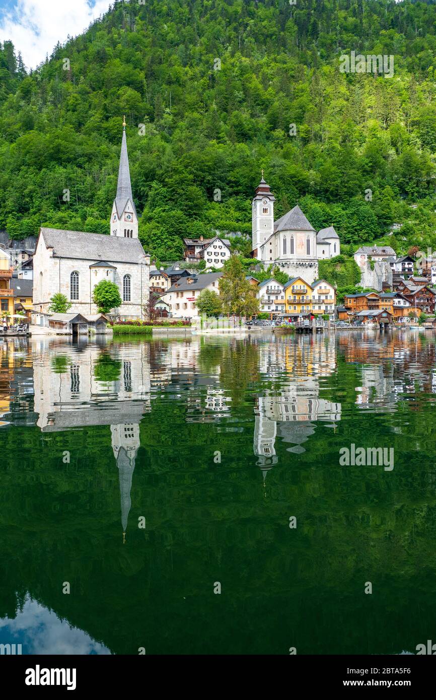 Vista panoramica sul famoso villaggio montano Hallstatt nella regione del Salzkammergut, OÖ, Austria Foto Stock