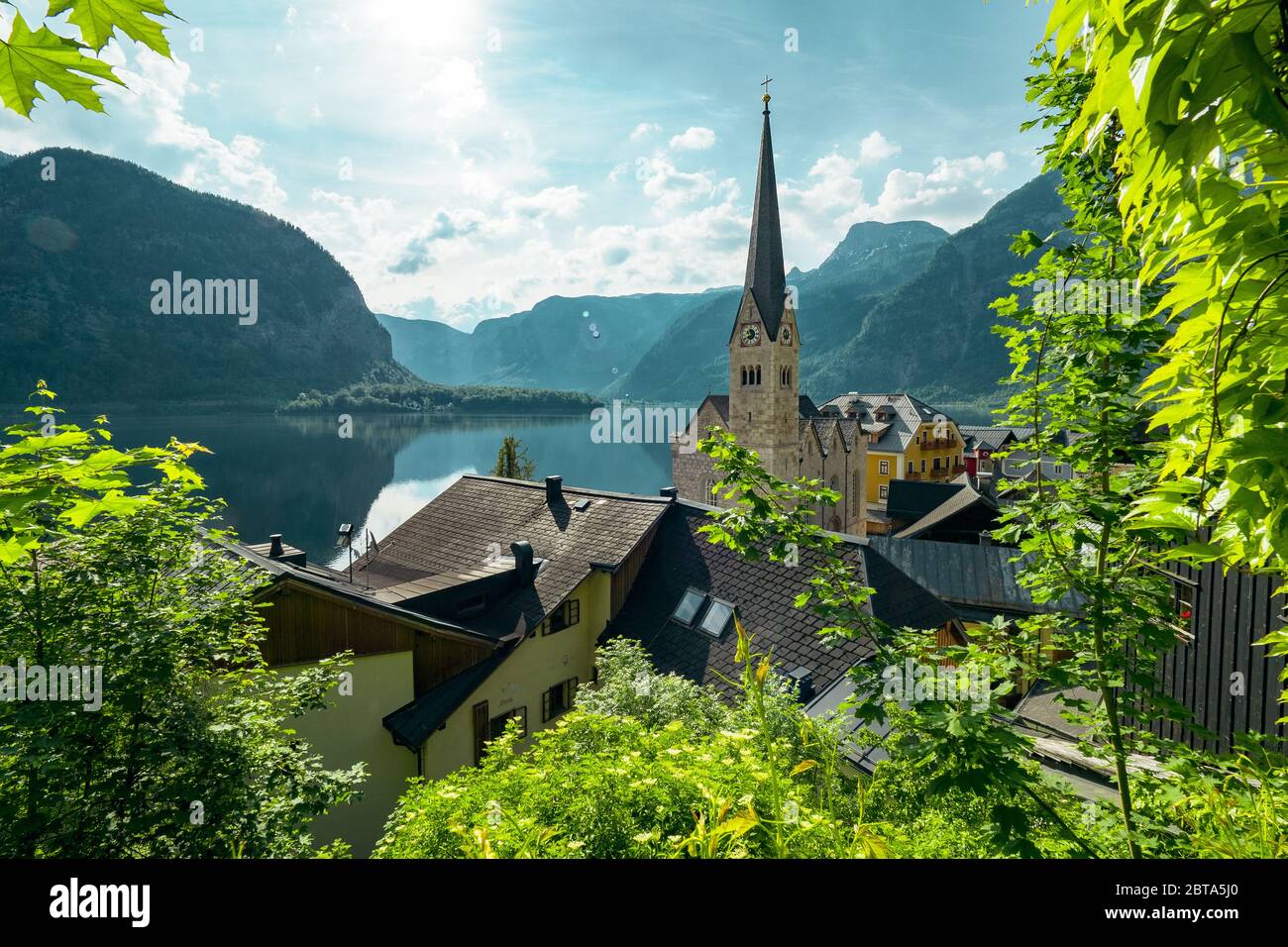Vista della chiesa evangelica di Hallstatt, regione Salzkammergut, OÖ, Austria, da un punto di osservazione sopraelevato sopra i tetti del famoso villaggio Foto Stock