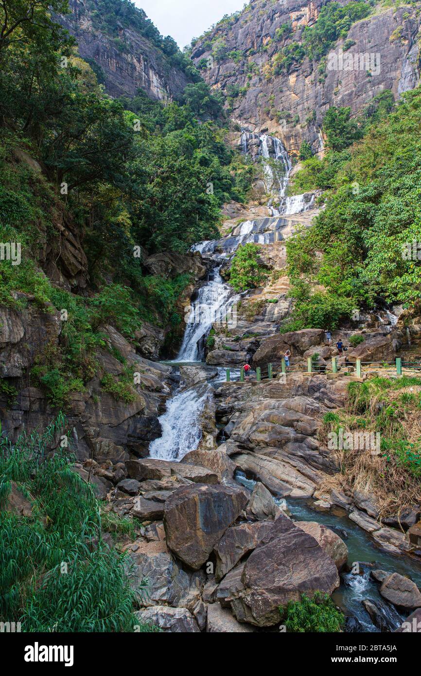 Ravana Falls, Ella Gap, è una popolare attrazione turistica dello Sri Lanka. Attualmente si colloca come una delle più ampie cadute del paese. Foto Stock